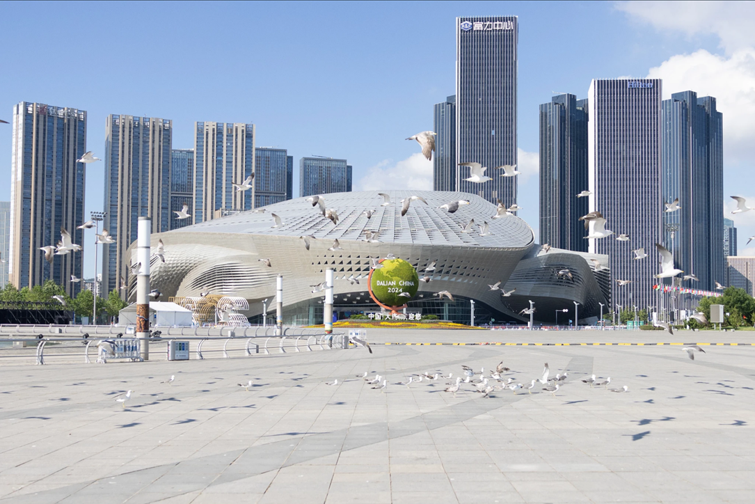 Dalian Future Magic Cube" in the center of the lobby of Dalian International Convention Center